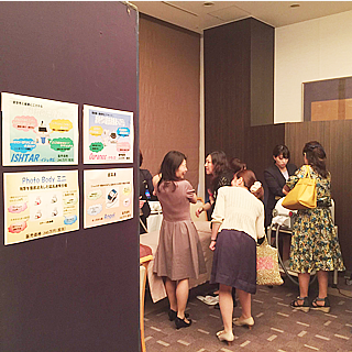 最新エステ機器やエステ用品を無料体験の様子