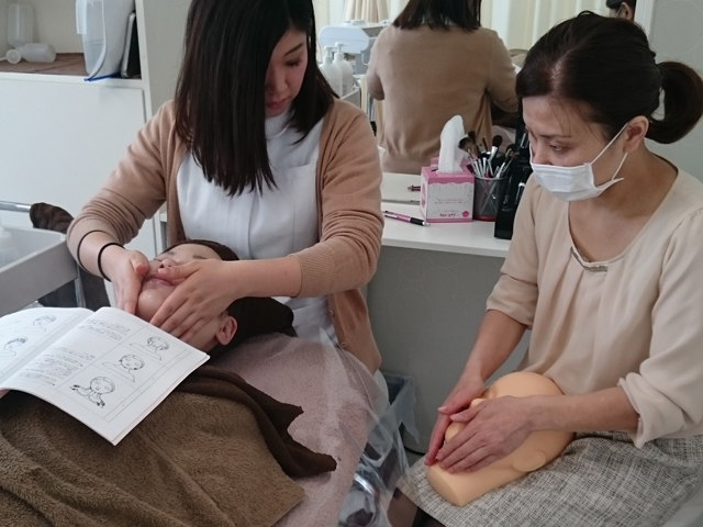 【授業風景】フェイシャル応用コースのレッスン雰囲気。