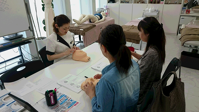 ご友人同士での授業が受けれれるのもフォレストエステティックスクールの魅力です