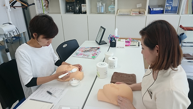 石膏パックで温め、発汗を促しお肌の代謝を高めます