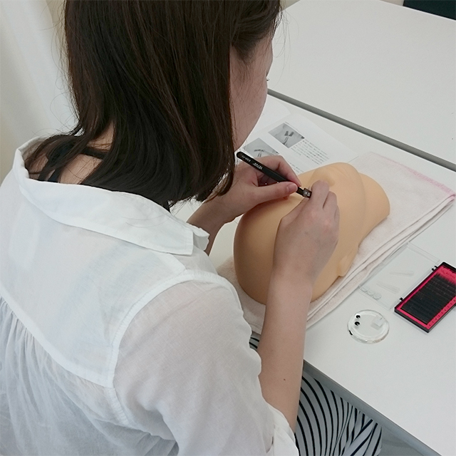 アパレルからアイスタイリストへ新しい道を切り開くためスクールでマツエクスキルを学ぶ