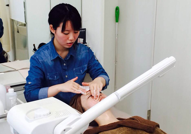 親子で一緒にエステスクールで学んでいただくのはフォレストエステティックスクールでも人気のトータルコース