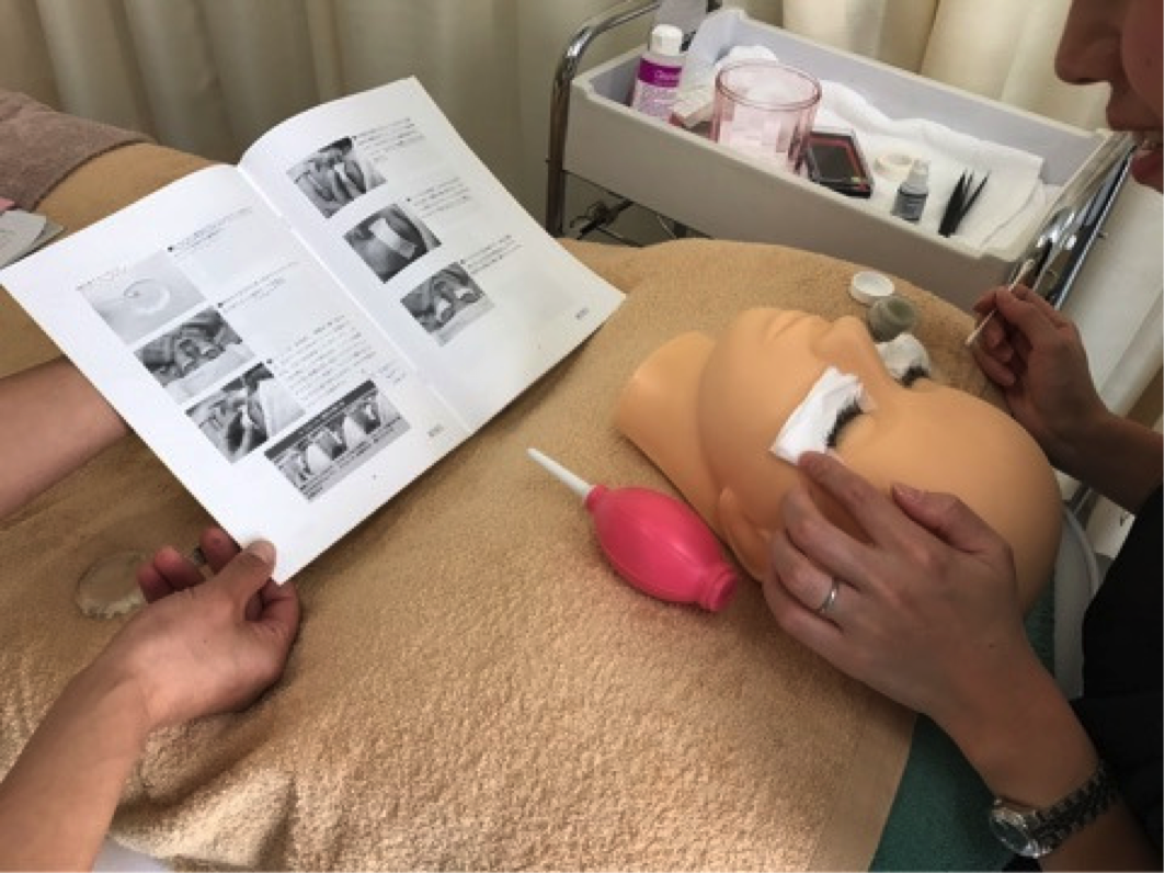 まつげエクステレッスンの様子