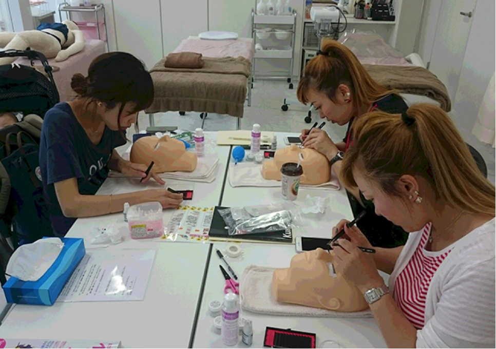 まつげエクステレッスンの様子
