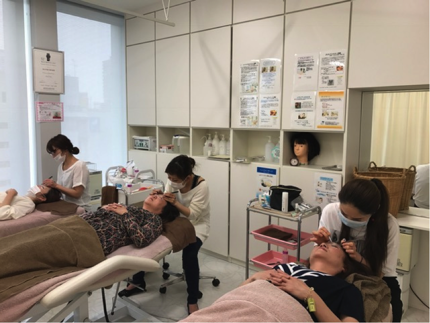 まつげエクステレッスンの様子